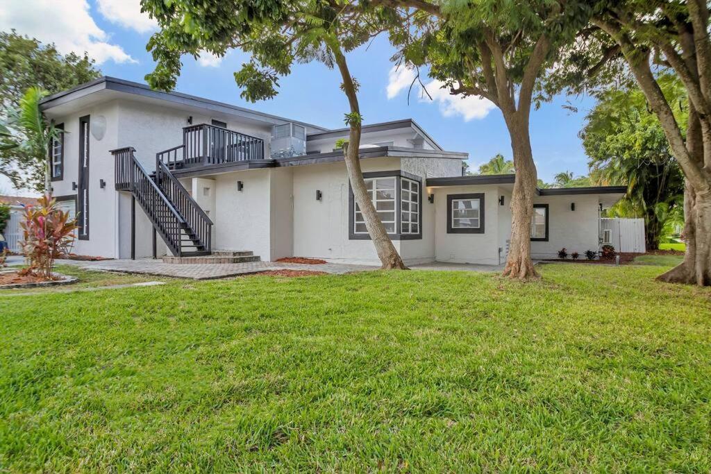 Stunning 2 Story Villa With Pool Fort Lauderdale Exterior photo
